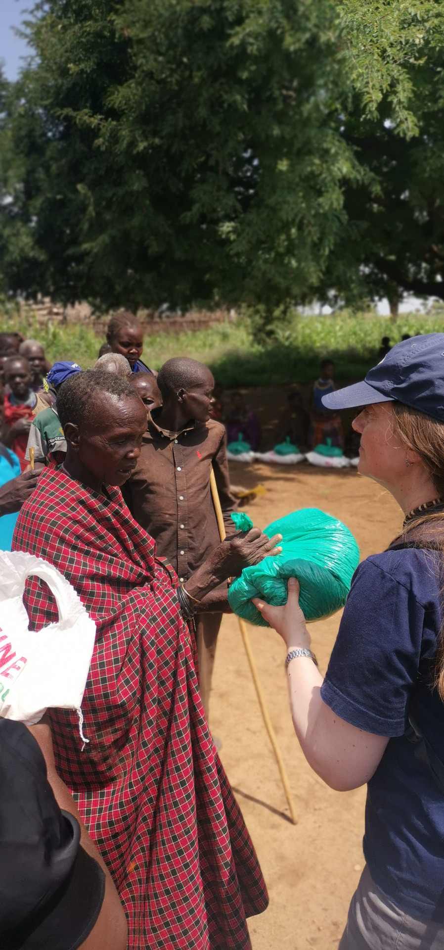 Kirsti ja riisipussit näille, jotka eivät olleet listalla vain 5kg tällä kertaa. Muille - taustalla 15kg jotka tiedettiin. 300 perhettä alunperin.